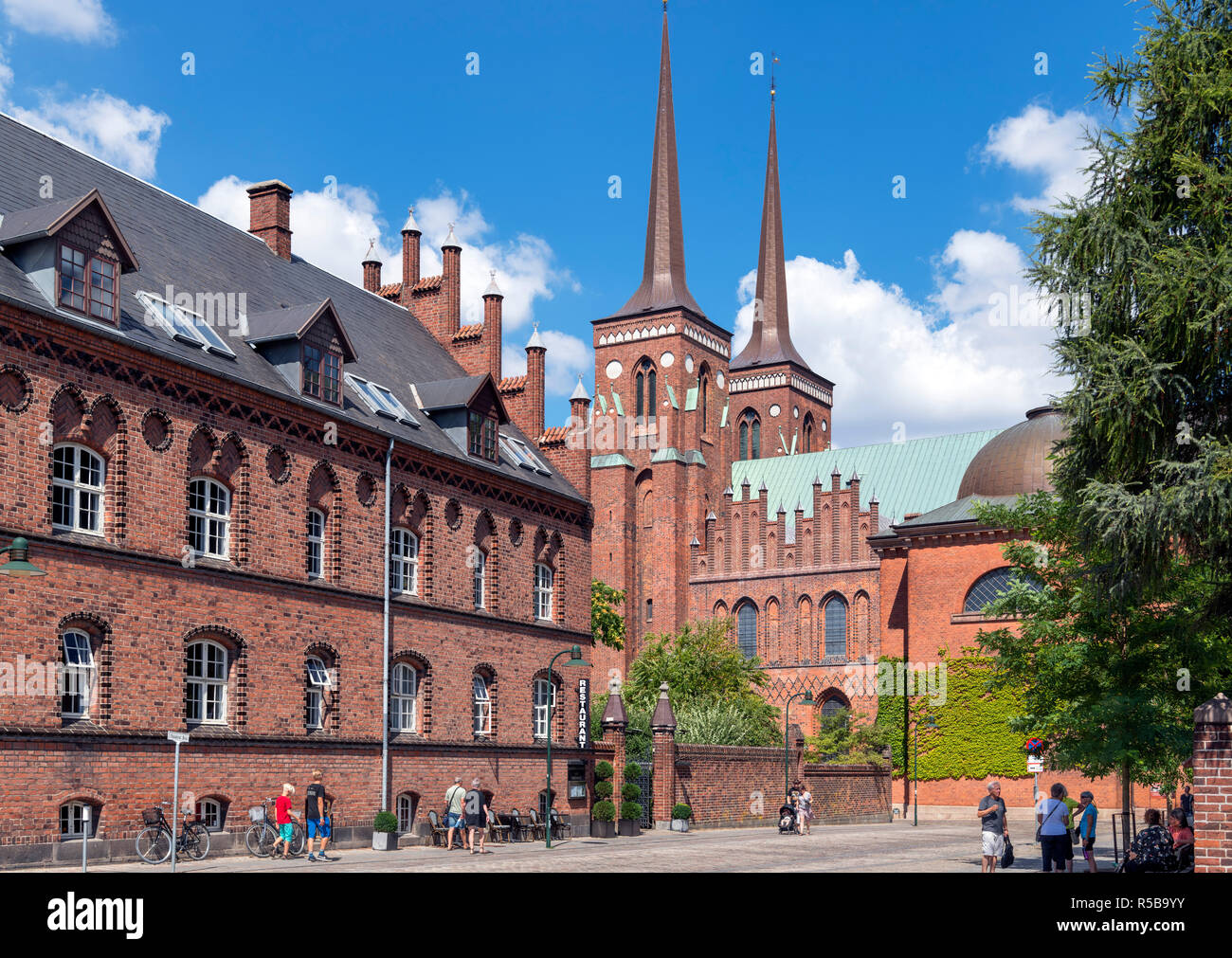 Il centro della città che guarda verso la Cattedrale di Roskilde (Roskilde Domkirke), Roskilde, Zelanda, Danimarca Foto Stock