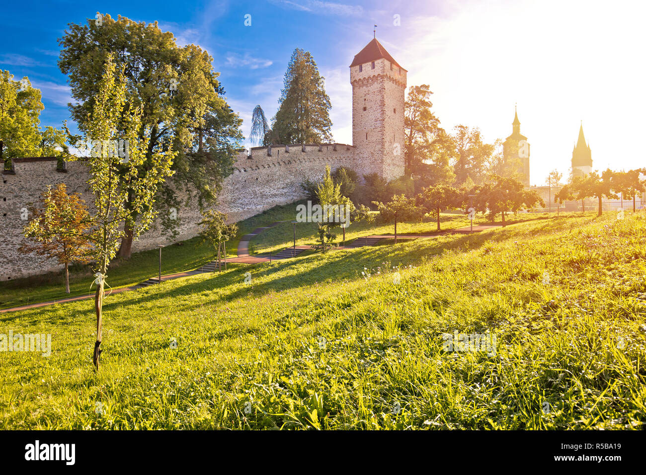 Città di Lucerna mura di difesa e torri storiche sun vista haze, la Svizzera centrale Foto Stock