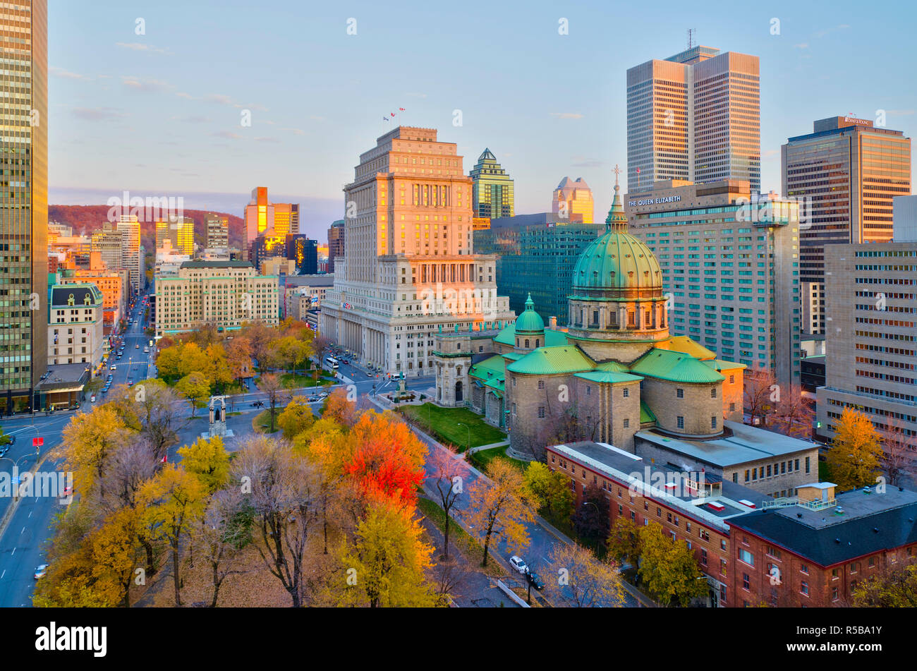 Canada Quebec, Montreal, Place du Canada e Dorchester Square, Cattedrale-basilica di Maria, Foto Stock