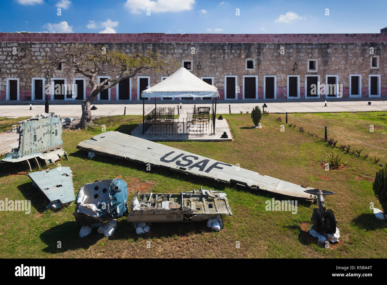 Cuba, La Habana, Fortaleza de San Carlos de la Cabana fortezza, relitto di aereo USA Foto Stock