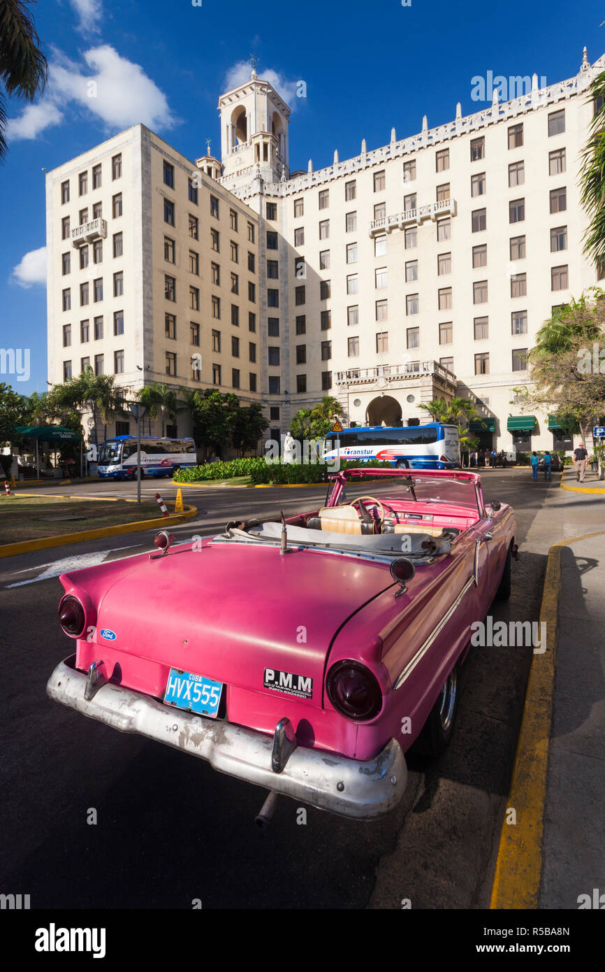 Cuba, La Habana, Vedado, Hotel Nacional e degli anni cinquanta-ser siamo auto Foto Stock