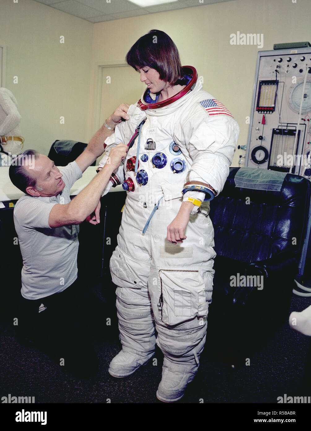 Astronauta Anna Fisher adatti per la formazione su un mockup di una sezione modulare dell'HST per assialmente un strumento scientifico di cambiare. Foto Stock