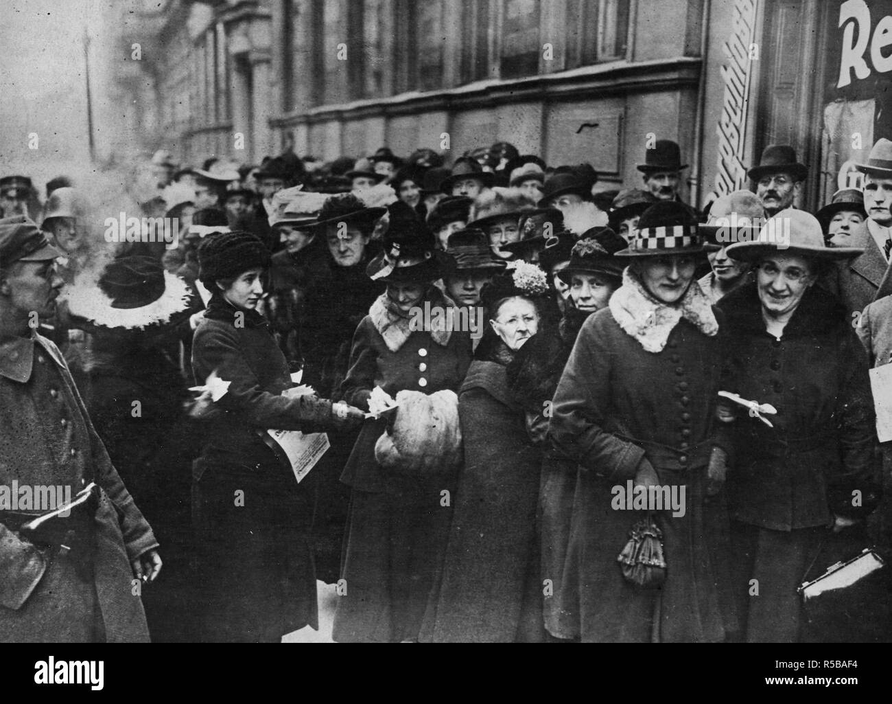 Le elezioni per l Assemblea Nazionale a Berlino. Donne votanti, per la prima volta concesso il privilegio di parità di suffragio, nella parte anteriore del ballottaggio bureau dove voti sono espressi ca. 1919 Foto Stock
