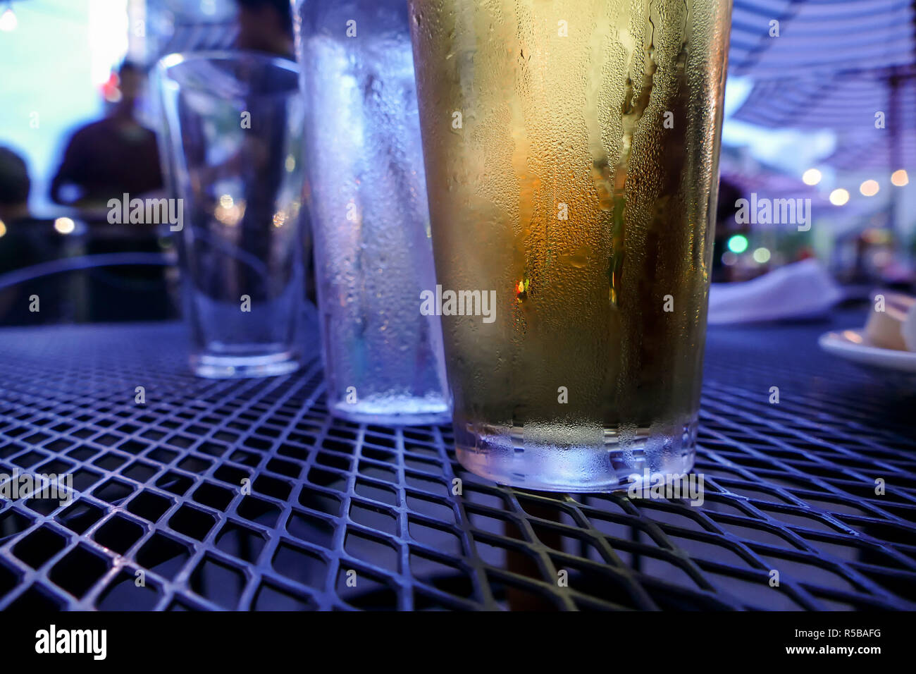 Birra fredda sul tavolo fuori in ristorante Foto Stock