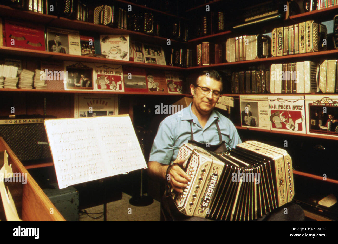 Christy Hengel, è uno dei pochi produttori di concertine NEGLI STATI UNITI Oggi. Egli Artigianato il suo strumento che è nota per la sua speciale suono e vende per $ 1.100 ca. 1975 Foto Stock