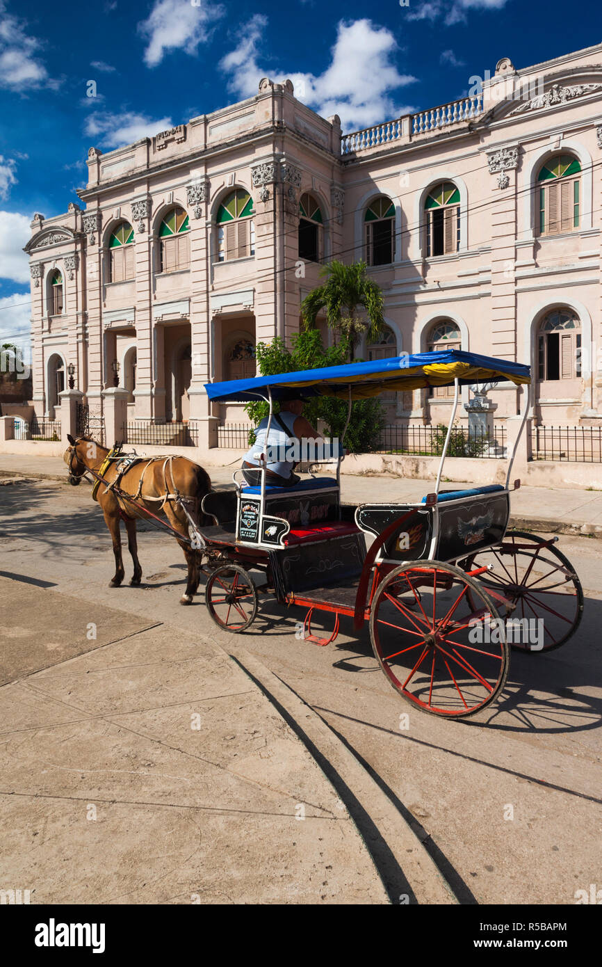 Cuba, provincia di Matanzas, Colon, cavallo e taxi Foto Stock