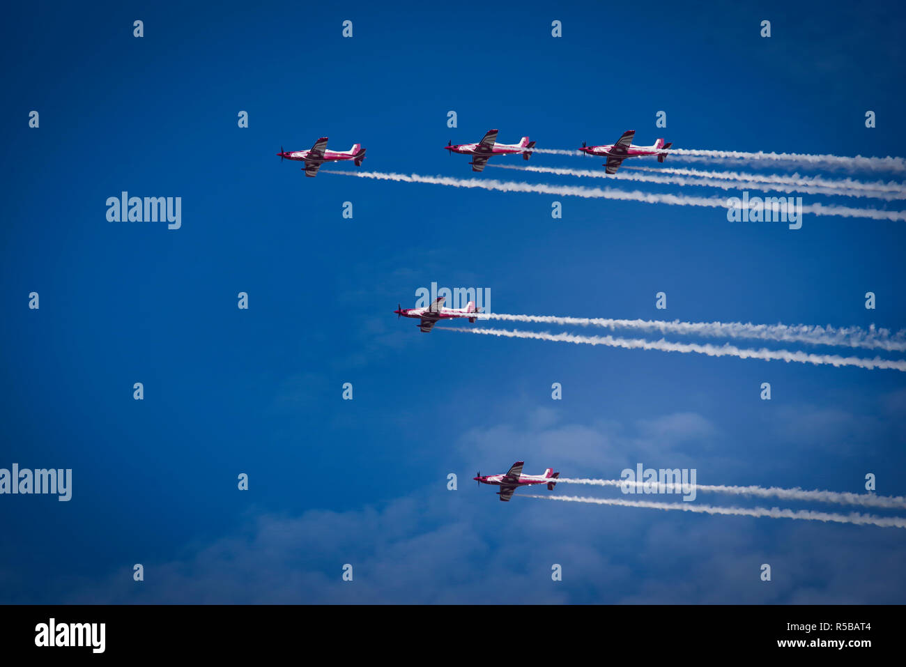 Air Show Doha - Qatar Team dimostrando la loro precisione le competenze di volo verso un cielo blu Foto Stock