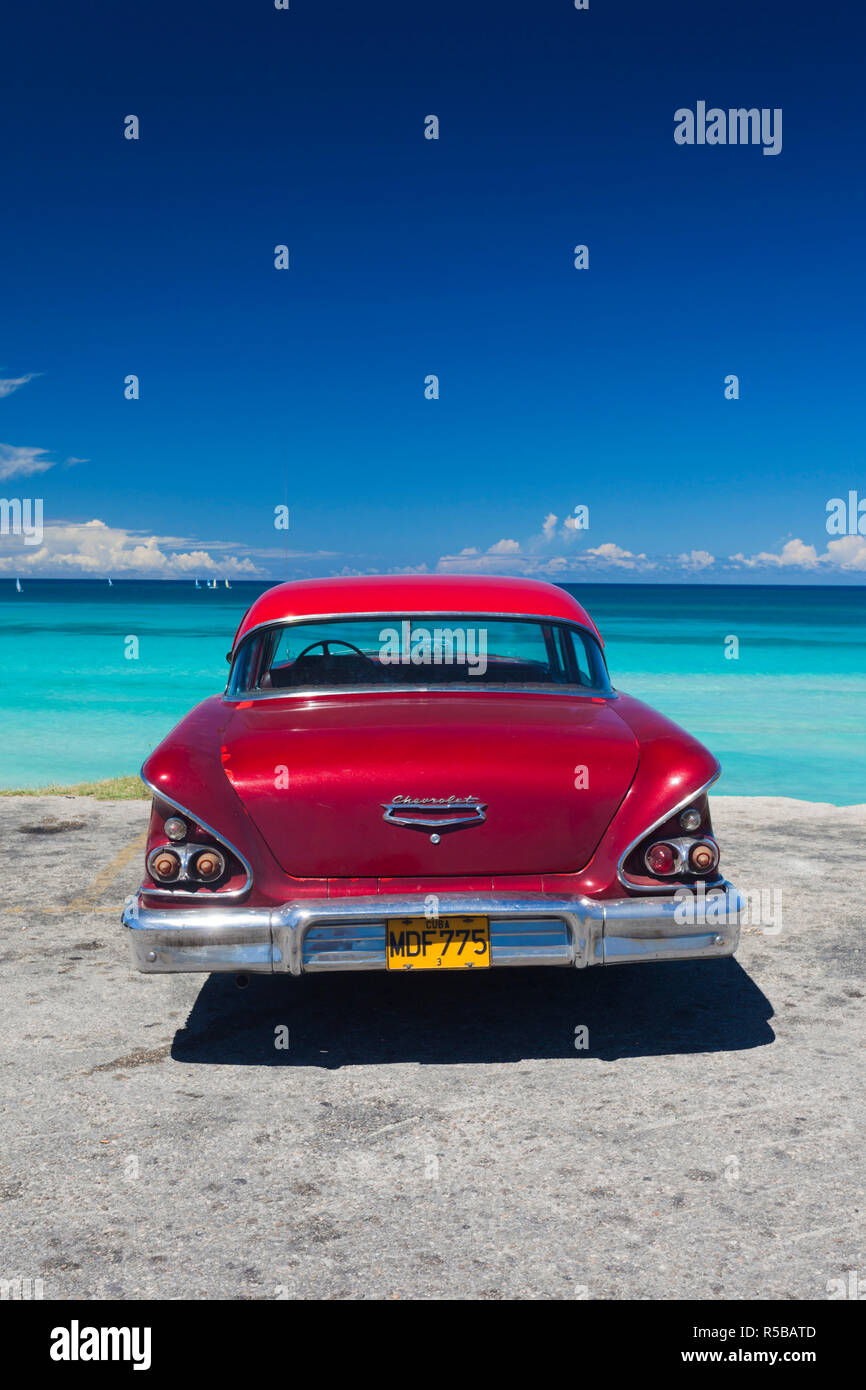 Cuba, provincia di Matanzas, Varadero, spiaggia di Varadero con 1958 US-realizzato Cheverlot Foto Stock