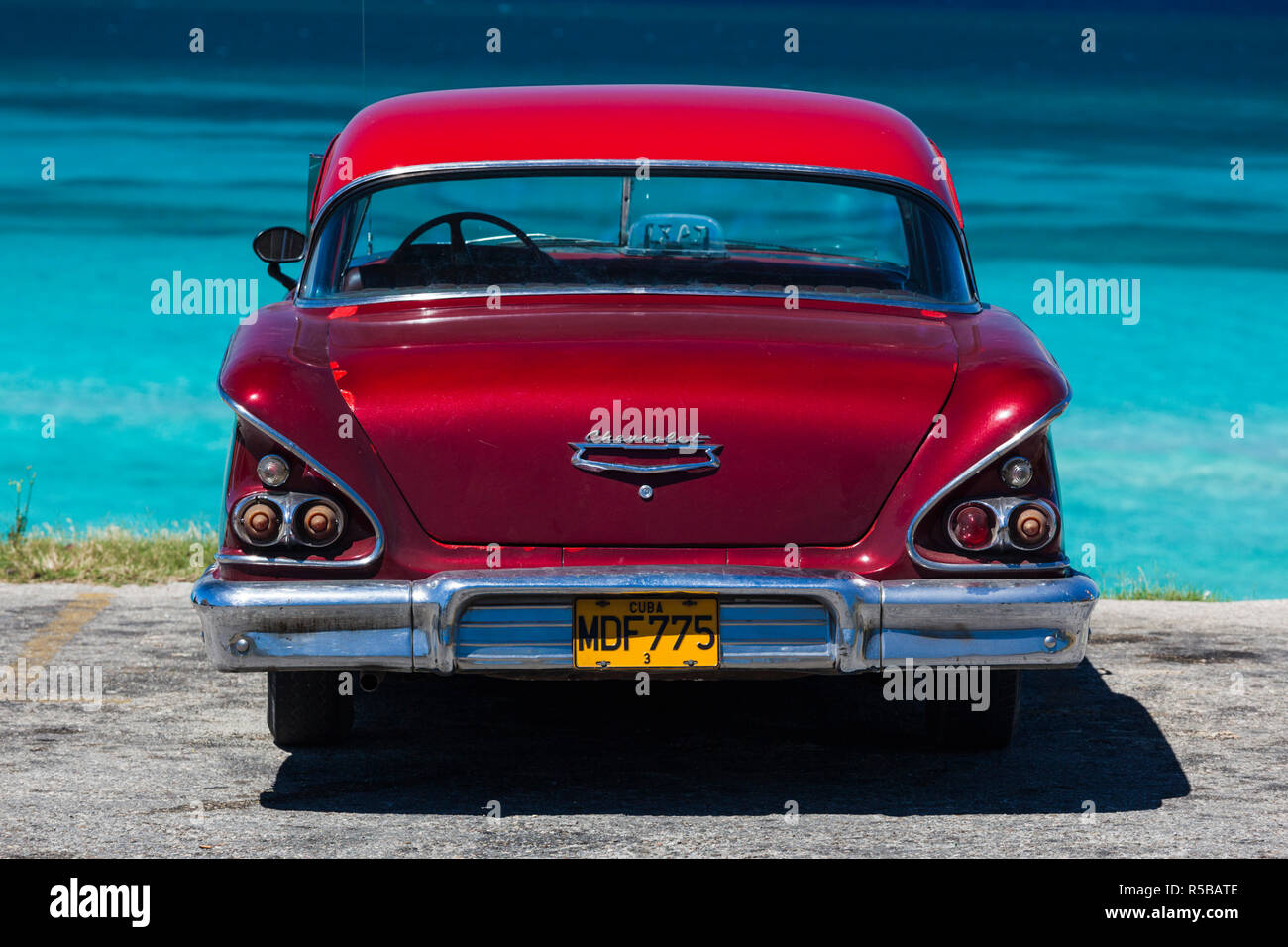 Cuba, provincia di Matanzas, Varadero, spiaggia di Varadero con 1958 US-realizzato Cheverlot Foto Stock