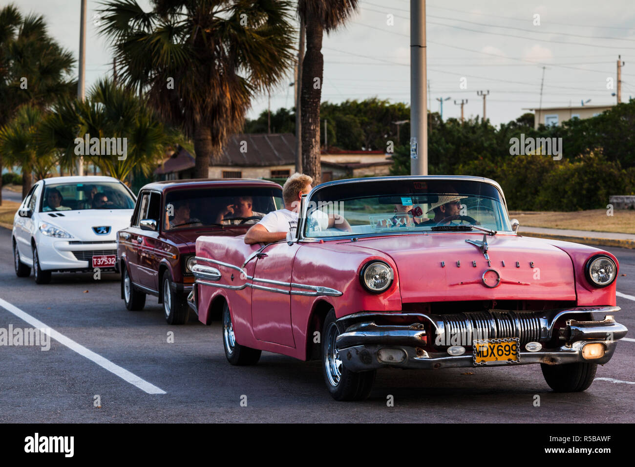 Cuba, provincia di Matanzas, Varadero, anni cinquanta-ser US-realizzato Pontiac automobili Foto Stock