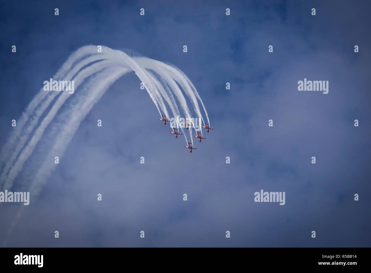 Air Show Doha - Qatar Team dimostrando la loro precisione le competenze di volo verso un cielo blu Foto Stock