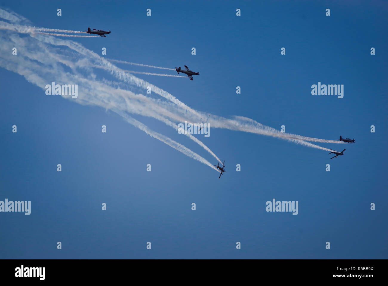 Air Show Doha - Qatar Team dimostrando la loro precisione le competenze di volo verso un cielo blu Foto Stock