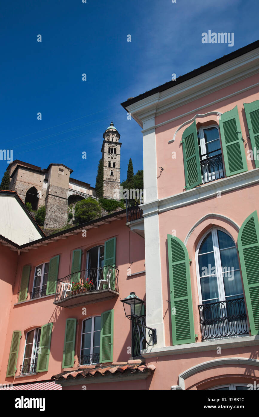 La Svizzera, Ticino, Lago di Lugano, Morcote, edifici di fronte lago e Chiesa di Santa Maria del Sasso chiesa Foto Stock