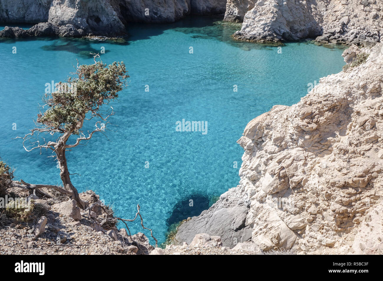 Bella vista sul mare vicino a Tsigrado spiaggia a sud dell isola di Milos Foto Stock