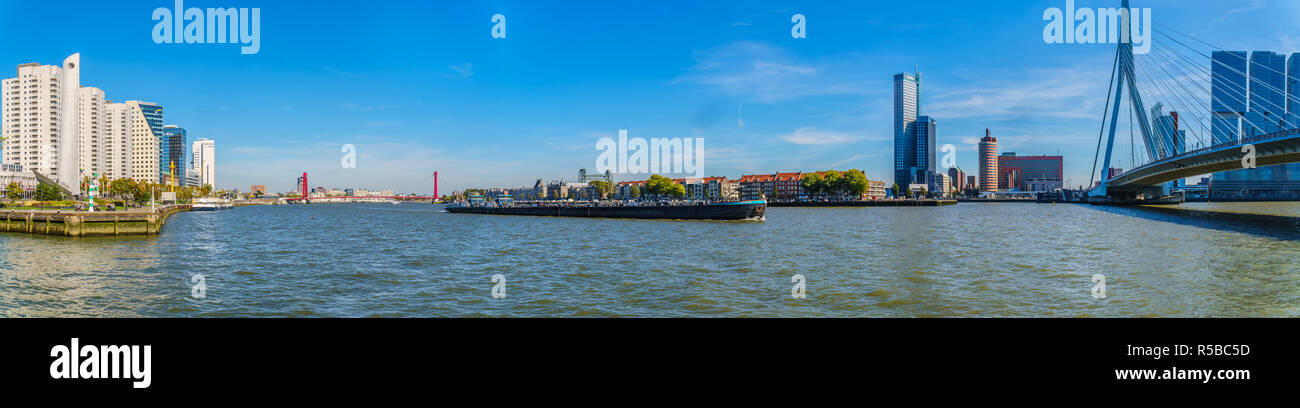 La Nieuwe Maas fiume con il cavo rosso alloggiato Willems ponte in background e le case storiche sulla riva di Noordereiland in Olanda Foto Stock