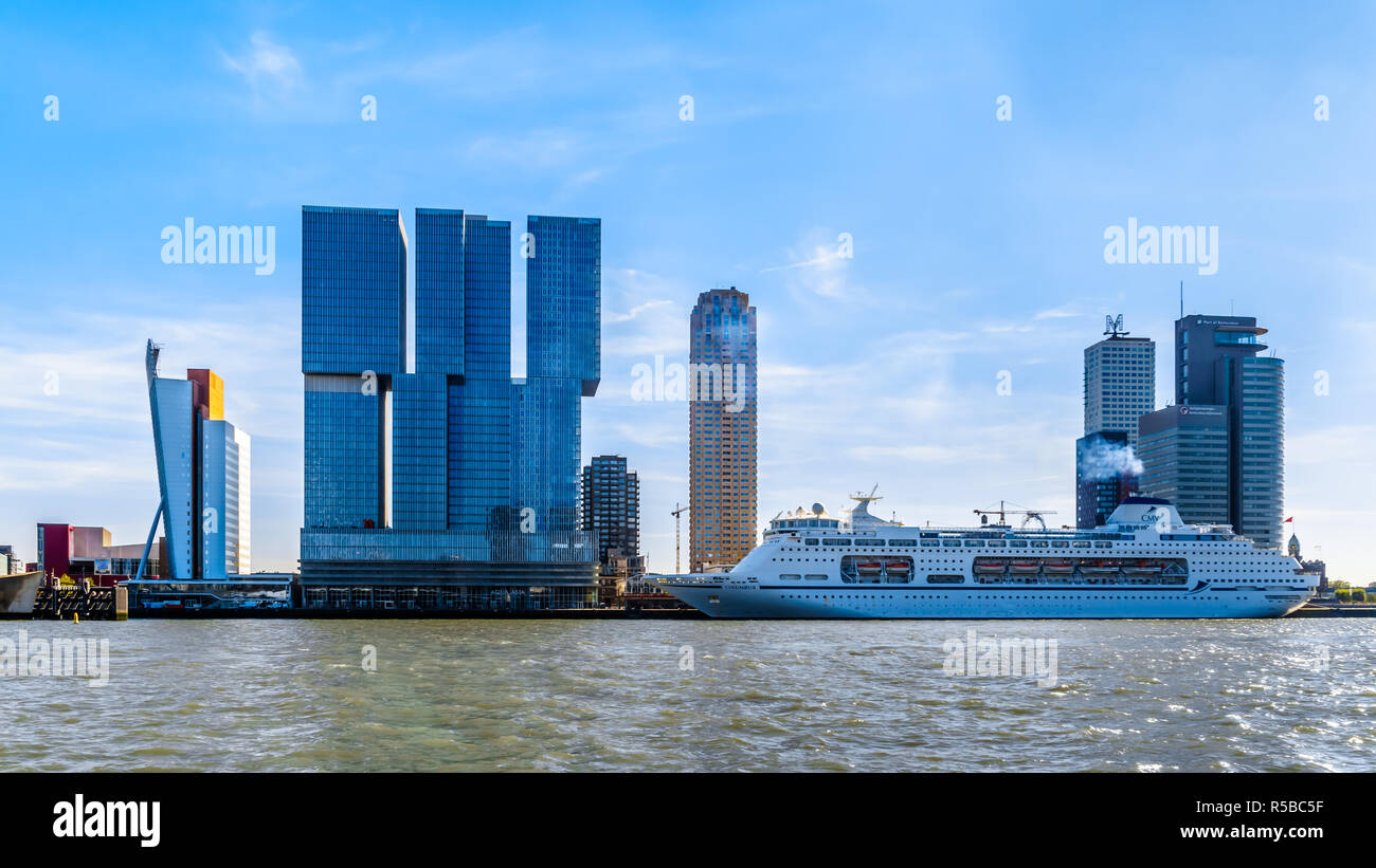 L architettura moderna edifici alti in Holland Amerika kade lungo la Nieuwe Maas fiume nella città portuale di Rotterdam nei Paesi Bassi Foto Stock