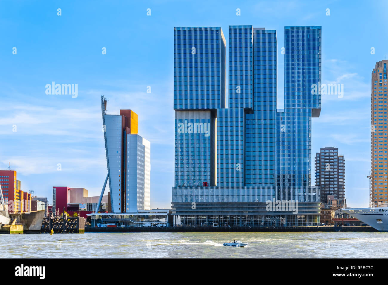 L architettura moderna edifici alti in Holland Amerika kade lungo la Nieuwe Maas fiume nella città portuale di Rotterdam nei Paesi Bassi Foto Stock