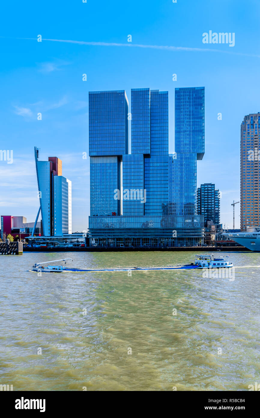 L architettura moderna edifici alti in Holland Amerika kade lungo la Nieuwe Maas fiume nella città portuale di Rotterdam nei Paesi Bassi Foto Stock