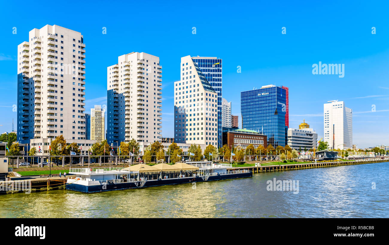 Moderno ed alto edificio di condomini e office alti edifici al Boompjeskade lungo la Nieuwe Maas fiume con il ponte Willems in background Foto Stock