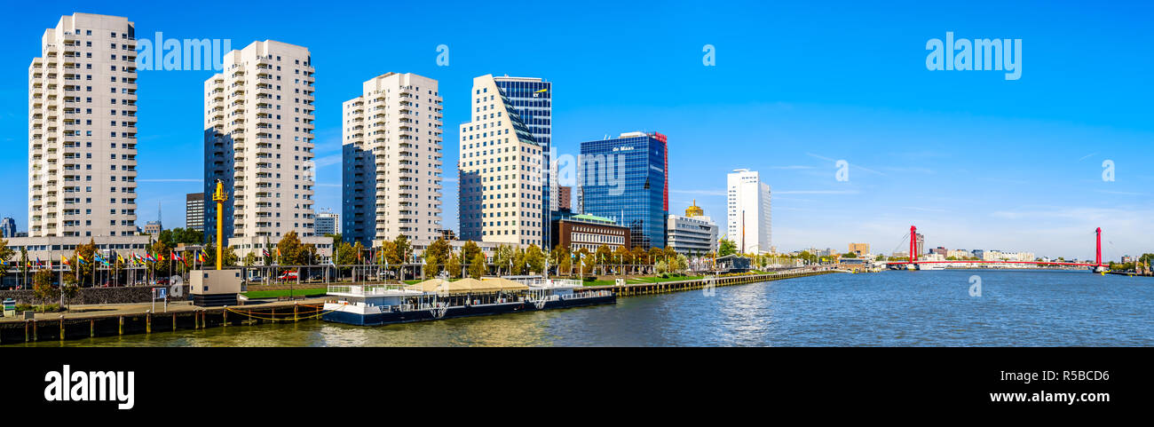 Moderno ed alto edificio di condomini e office alti edifici al Boompjeskade lungo la Nieuwe Maas fiume con il ponte Willems in background Foto Stock