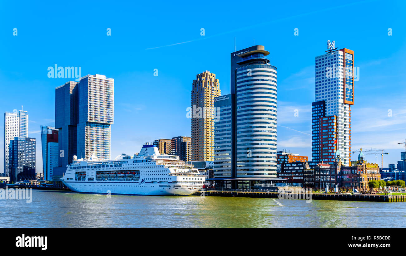 Architettura moderna edifici alti e una nave da crociera all'Holland Amerikakade cruise terminal presso la Nieuwe Maas River a Rotterdam in Olanda Foto Stock