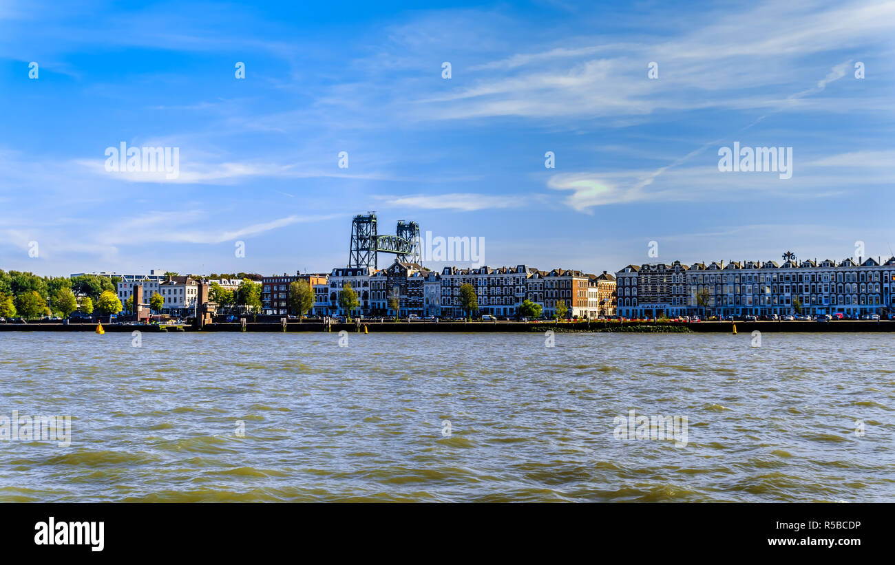 La Nieuwe Maas fiume con le case storiche sulla riva del Noorder eiland nel centro della città portuale di Rotterdam nei Paesi Bassi Foto Stock