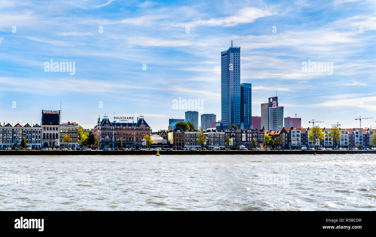 La Nieuwe Maas fiume con il moderno grattacielo accanto a case storiche sulla riva di Noordereiland nel centro di Rotterdam, in Olanda Foto Stock