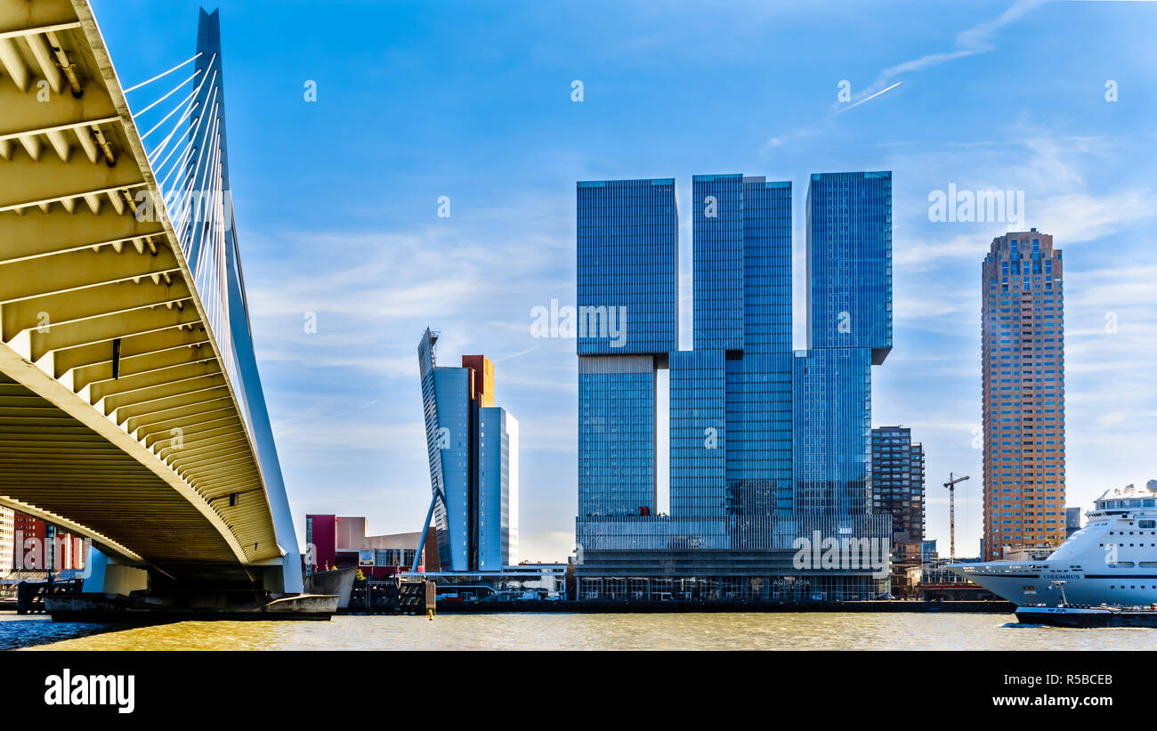 Architettura moderna edifici alti in Olanda Amerikakade con il Cable-Stayed Ponte Erasmus oltre la Nieuwe Maas River a Rotterdam Foto Stock