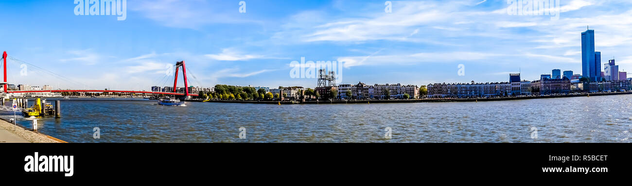 La Nieuwe Maas fiume con il cavo rosso alloggiato Willems ponte in background e le case storiche sulla riva di Noordereiland Foto Stock