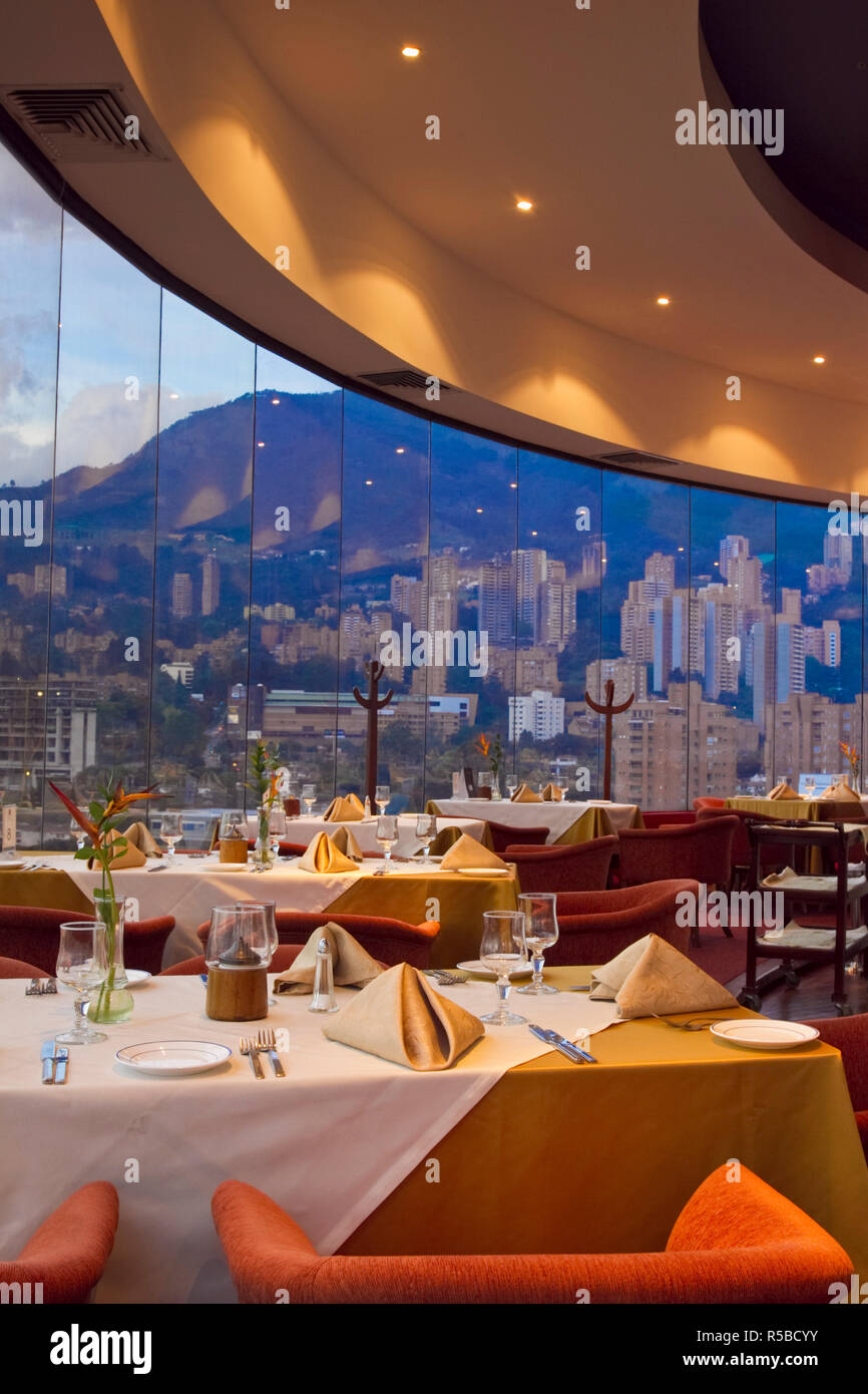 La Colombia, Antioquia, Medellin, El Poblado conosciuta come la Milla de Ora,Golden Mile,l'defacto centro, hotel Dann Carlton piano alto ristorante girevole Foto Stock