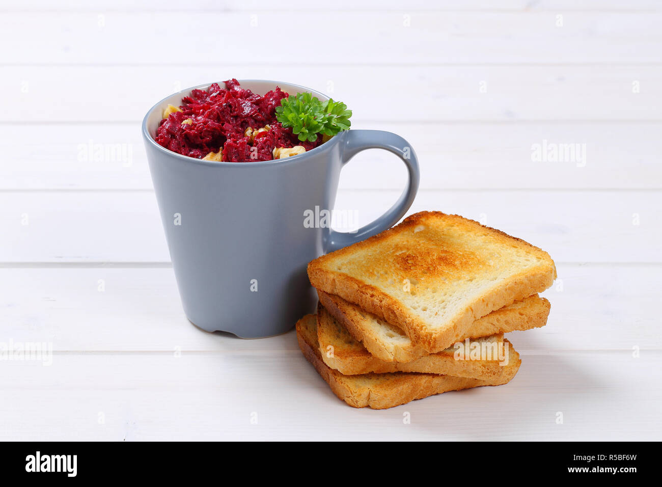 La barbabietola rossa fresco spalmato con pane tostato Foto Stock