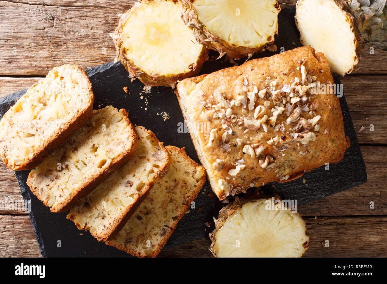 Deliziosa casa ananas pane con noci vicino sul tavolo. Parte superiore orizzontale vista da sopra Foto Stock