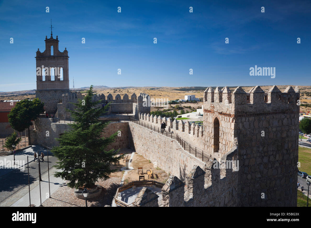 Spagna, Castilla y Leon Regione, Provincia di Avila, Avila, marciapiede su Las Murallas, mura Foto Stock