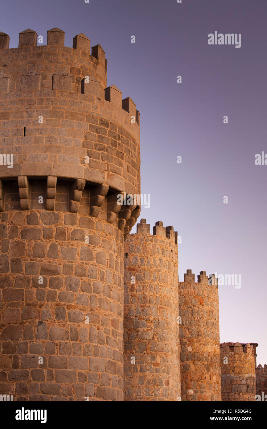 Spagna, Castilla y Leon Regione, Provincia di Avila, Avila luce sul Las Murallas, mura Foto Stock