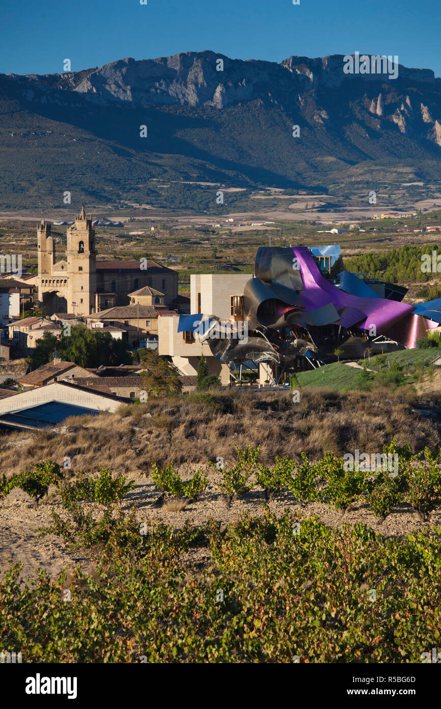 In Spagna, La Rioja zona provincia di Alava, Elciego, elevati vista città e Hotel Marques de Riscal, progettato dall architetto Frank Gehry Foto Stock