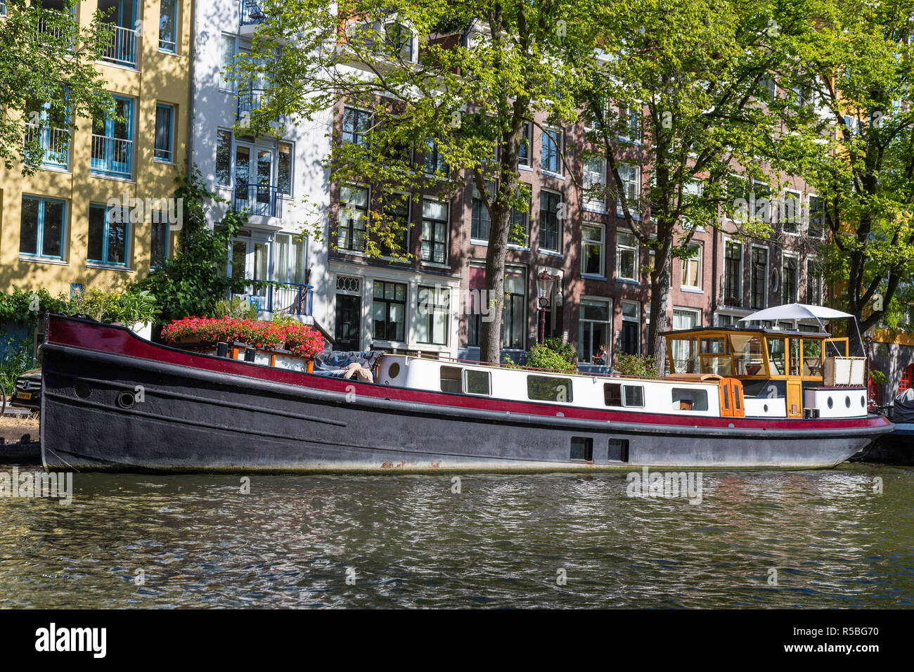 Amsterdam, Paesi Bassi. Houseboat lungo un canale di Amsterdam. Foto Stock