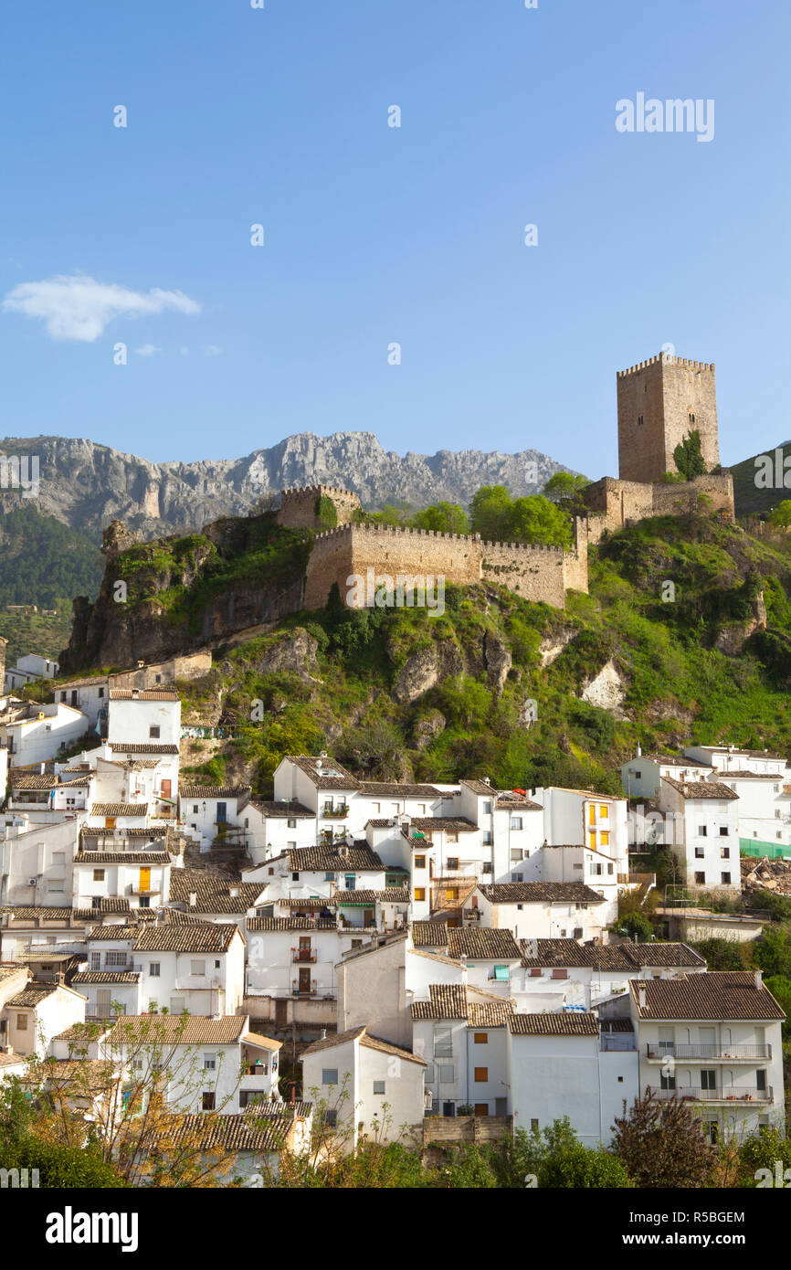 La Yedra Moresco castello affacciato sul pittoresco villaggio di Cazorla, Cazorla, Provincia di Jaen, Andalusia, Spagna Foto Stock