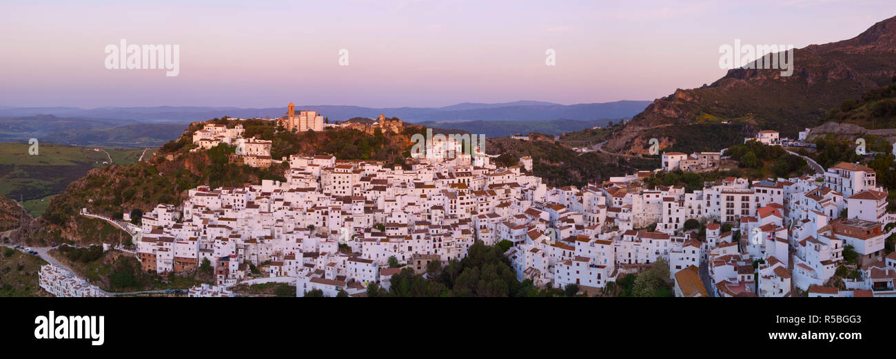 Casares illuminata di sunrise, Casares, provincia di Malaga, Andalusia, Spagna Foto Stock