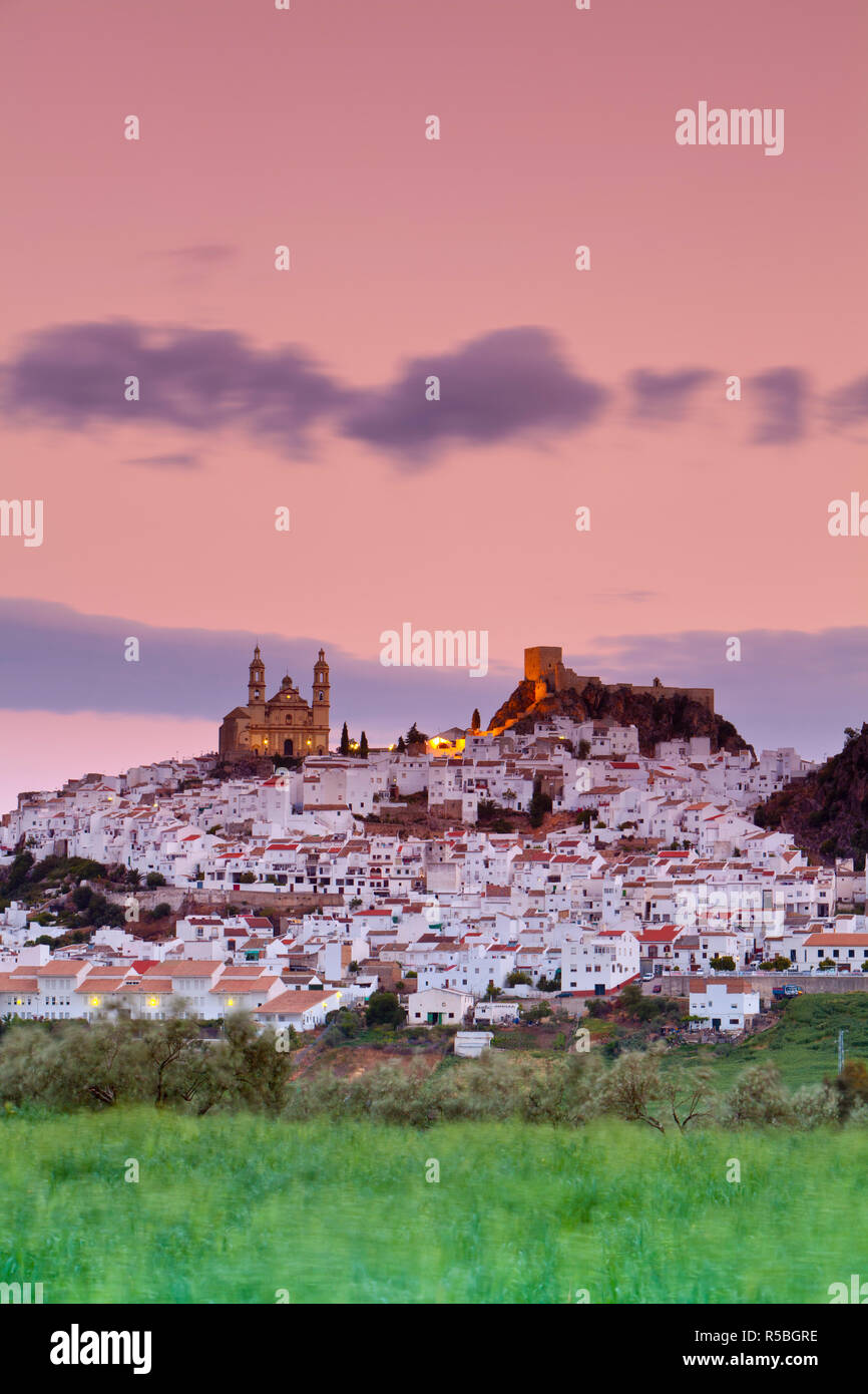 Olvera illuminata di sunrise, Olvera, la provincia di Cadiz Cadice, Andalusia, Spagna Foto Stock