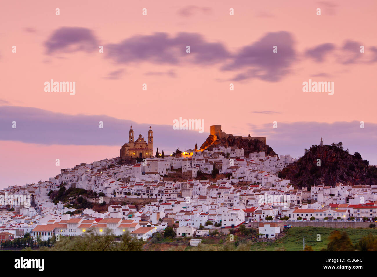 Olvera illuminata di sunrise, Olvera, la provincia di Cadiz Cadice, Andalusia, Spagna Foto Stock