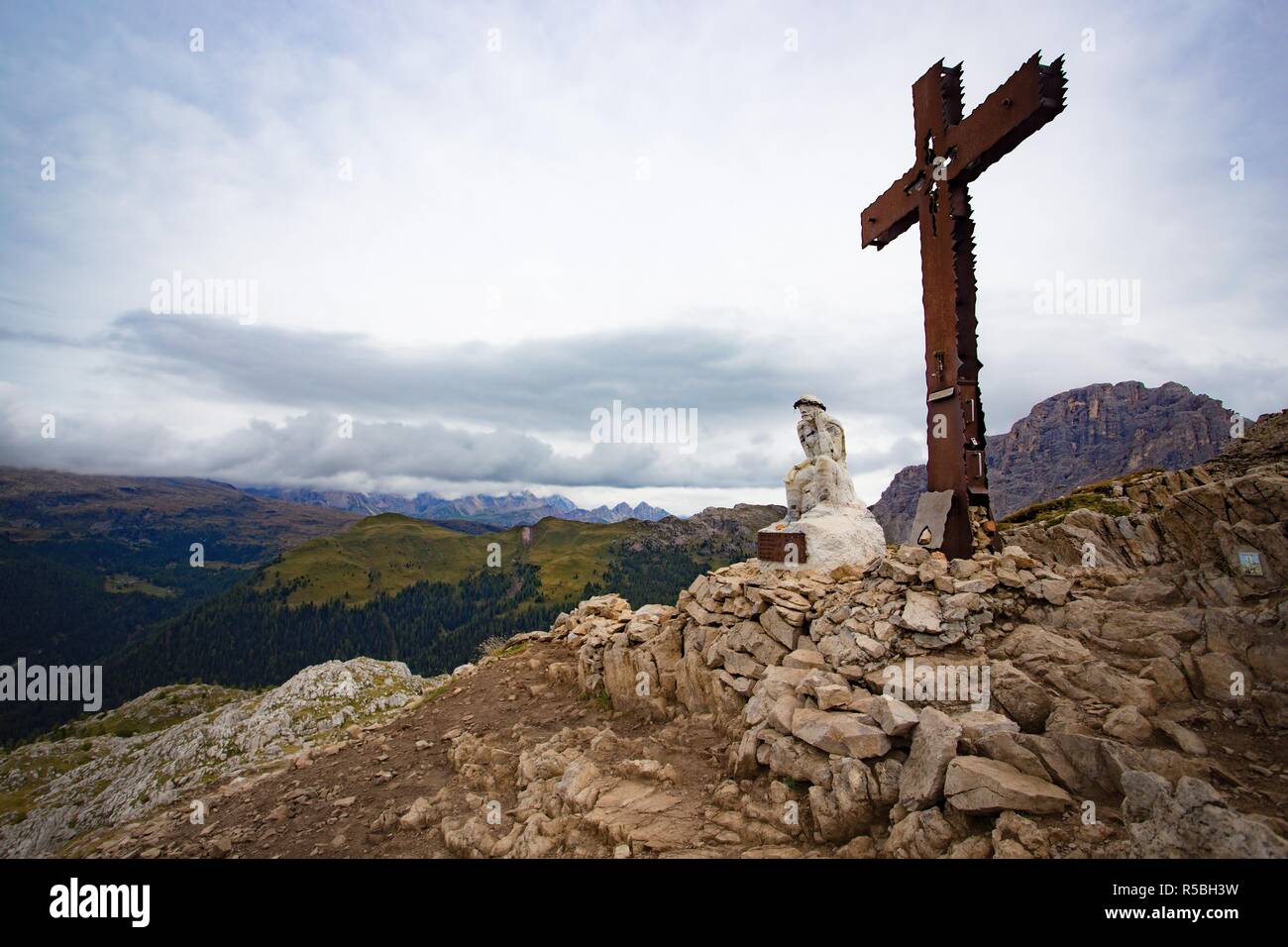 Pensando statua di Cristo su un Monte Castellazzo presso Dolomiti Italia Foto Stock