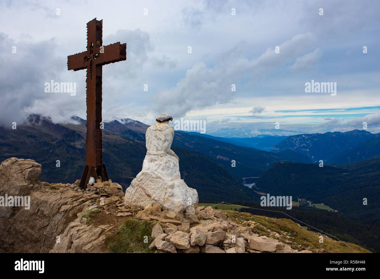 Pensando statua di Cristo su un Monte Castellazzo presso Dolomiti Italia Foto Stock