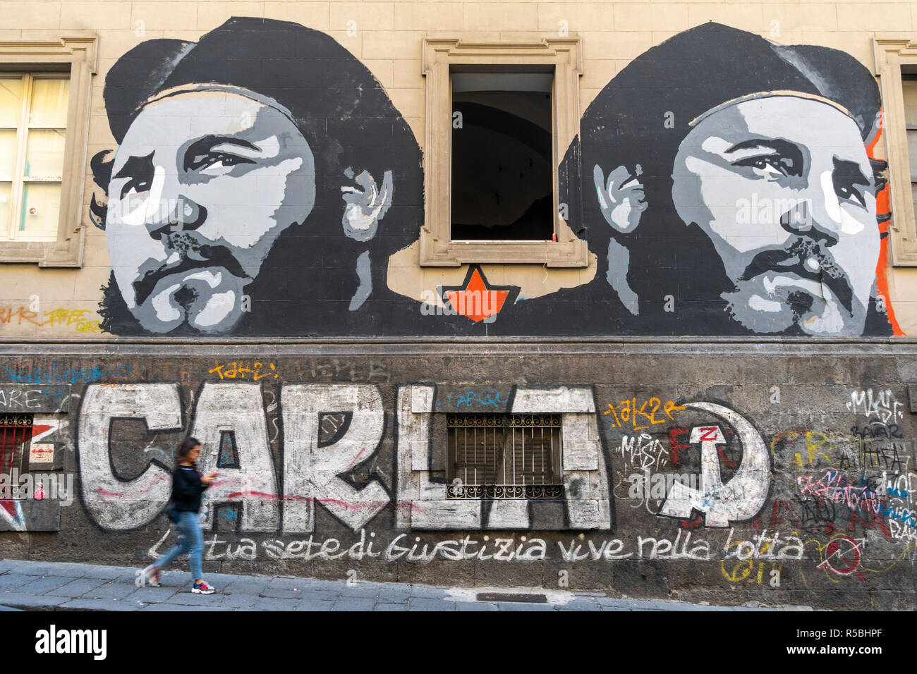 Arte di strada con una inclinazione comunista raffigurante Fidel Castro a un edificio in via Mezzocannone, nel Centro Storico, il centro storico di Napoli Foto Stock