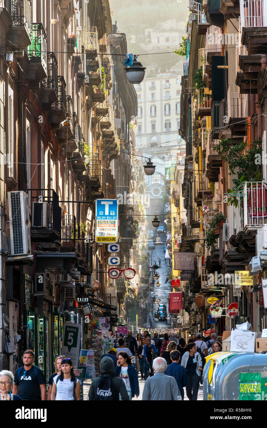 Guardando verso il basso la Piazza Gesu Nuovo, parte di Spaccanapoli " Napoli Splitter' Street nel cuore del centro storico di Napoli, Italia. Foto Stock