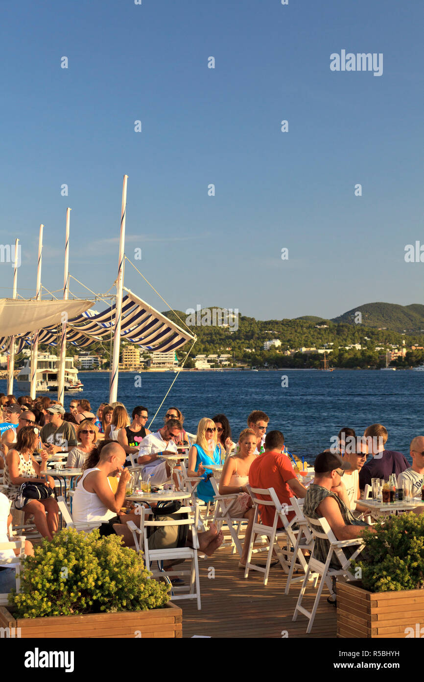 Isole Baleari Spagna, Ibiza, Sant Antoni, la gente a guardare il tramonto al famoso Cafe del mar Foto Stock