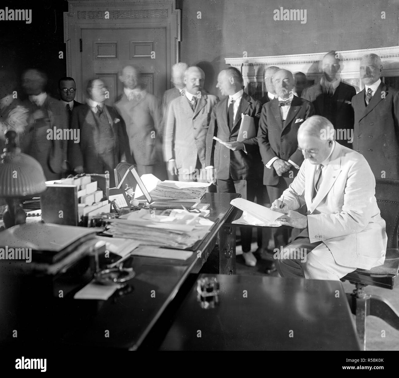 Presidente Warren G. Harding firma la risoluzione Edge-Ansorge per lo sviluppo della New York porto lungo le linee proposte dalla commissione paritetica di N.Y. e N.J. nel trattato stipulato da due Stati il 30 aprile 1921. Foto Stock