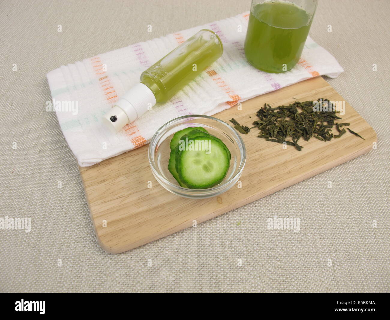 In casa spray viso con il tè verde e il cetriolo contro macchie e pelle  secca Foto stock - Alamy