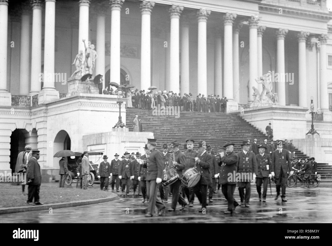 La folla sulla scalinata del Campidoglio degli Stati Uniti ca. 1920-1930 Foto Stock