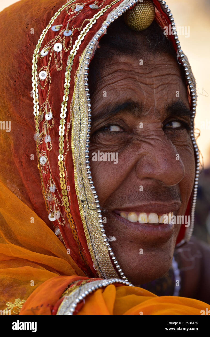 Anziana signora indù sorridente e guardando sopra la sua spalla, Rajasthan, India, Asia. Foto Stock