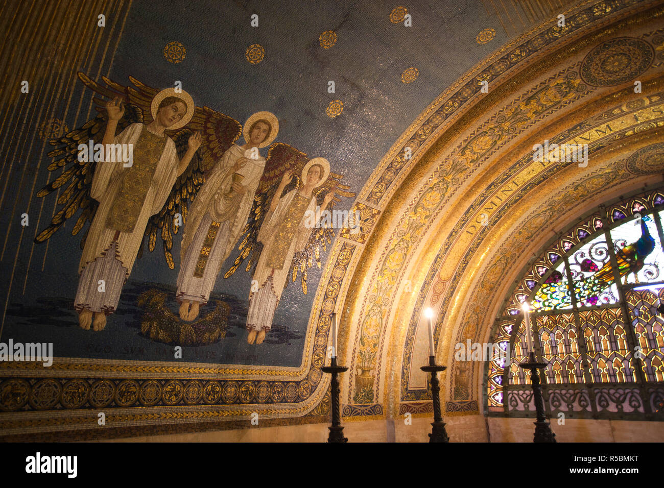 Israele, la Galilea, Monte Tabor, sito di biblico della trasfigurazione, Basilica francescana della trasfigurazione quadri religiosi Foto Stock
